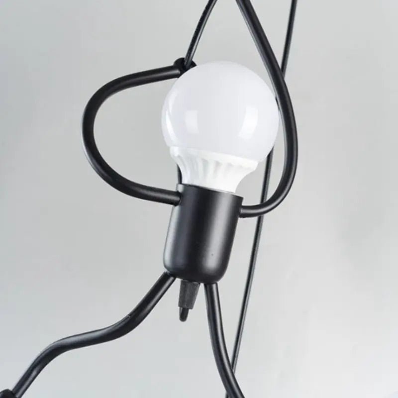Close-up van een retro industriële hanglamp in de vorm van een speelse figuur, met een energiezuinige LED-gloeilamp als hoofd.
