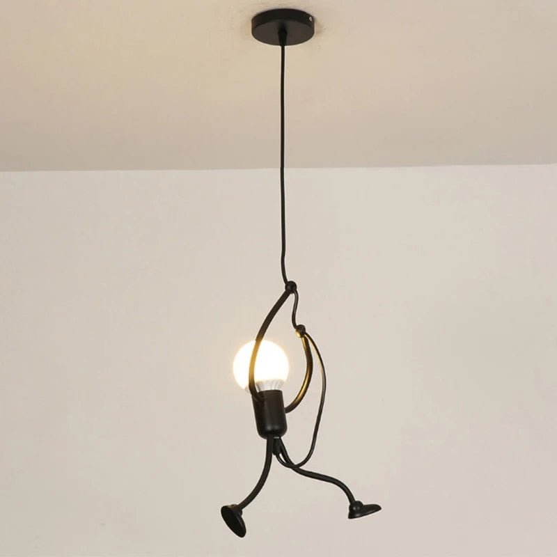 Een eigenzinnige, industriële hanglamp in de vorm van een figuur die een gloeilamp vasthoudt, met uitgestrekte benen en armen, waardoor het een speelse en unieke lichtaccent creëert voor moderne interieurs.