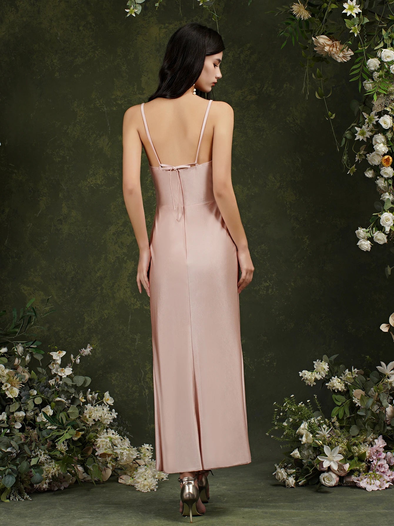 Betoverende Roze Zomerjurk met Gewaagde Details voor Vrouwelijke Elegantie