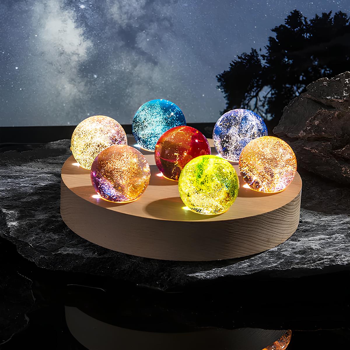 StarGlow kristallen lampen in een cirkelvormige houten basis met kleurrijke verlichte bollen, stralend onder de sterrenhemel voor een magische, rustgevende sfeer.