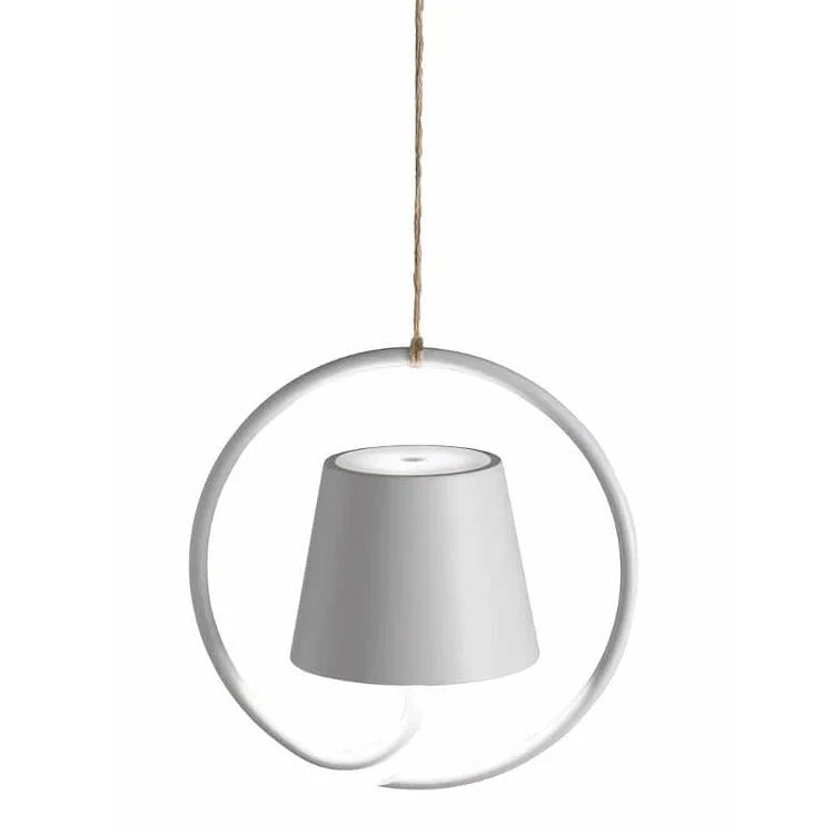 Minimalistische Stralendthuis hanglamp in een cirkelvormig ontwerp, gemaakt van lichtgrijze, weerbestendige materialen, hangend aan een stevig touw, ideaal voor zowel binnen- als buitenverlichting.