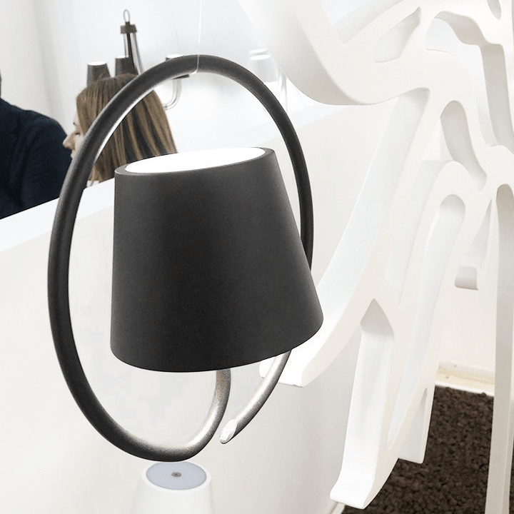 Moderne Stralendthuis hanglamp met een stijlvol zwart ontwerp, verstelbaar en weerbestendig, perfect voor zowel binnen- als buitenruimtes, met een minimalistische uitstraling die elke omgeving verfraait.