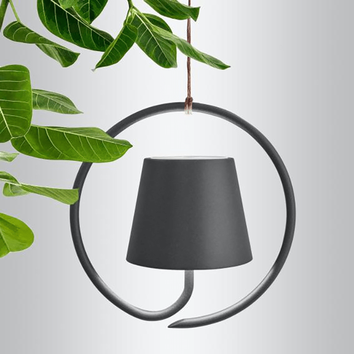 Minimalistisch ontwerp van de Stralendthuis hanglamp in een zwarte afwerking, hangend aan een stevige touwkabel, met een weerbestendig materiaal en geschikt voor zowel binnen- als buitengebruik, perfect voor een stijlvolle en moderne inrichting.
