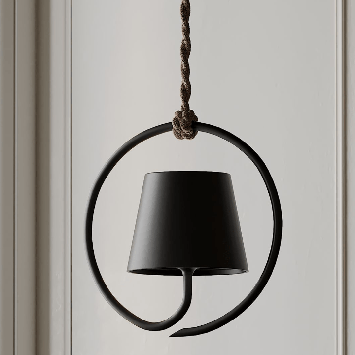 Minimalistische Stralendthuis hanglamp met verstelbaar ontwerp, vervaardigd uit zwart metaal en opgehangen aan een stevige gevlochten touwkabel, ideaal voor zowel binnen- als buitengebruik dankzij de weerbestendige afwerking.