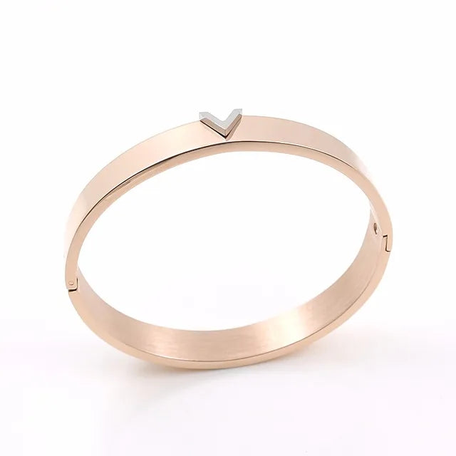 Bracciale in titanio a forma di V splendente - Simbolo di amore e raffinatezza