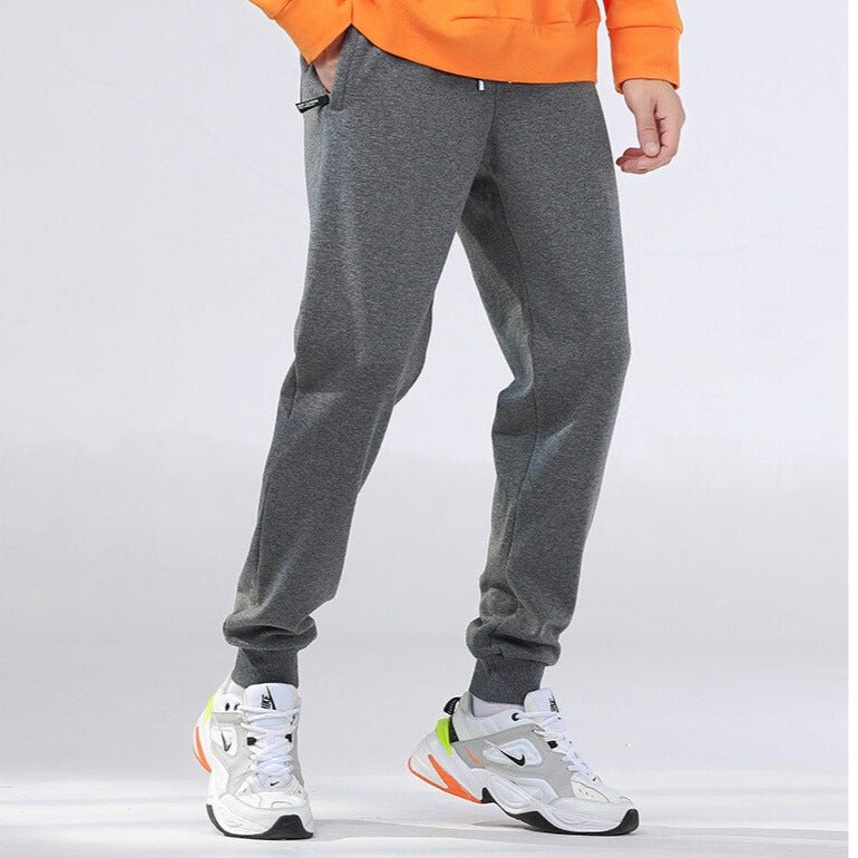 UptoFit Grijze joggingbroek voor heren, ideaal voor casual en sportieve looks. De broek heeft een comfortabele pasvorm en is perfect voor dagelijks gebruik.