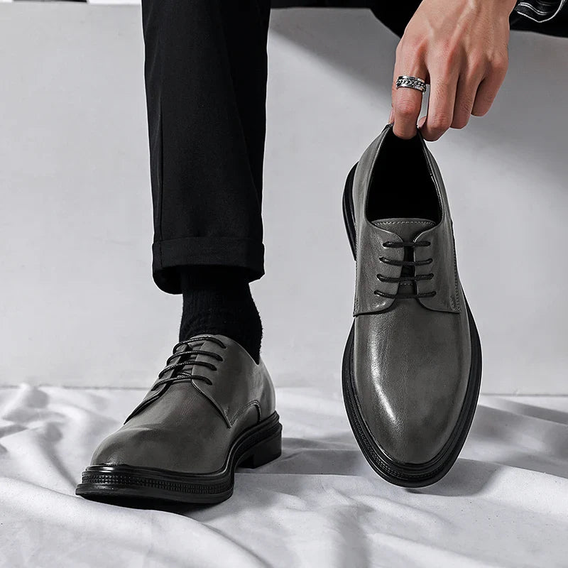 Grijze handgemaakte Oxford schoenen met een klassieke vetersluiting, perfect voor formele gelegenheden. De schoenen bieden zowel elegantie als comfort, ideaal voor bruiloften, zakelijke evenementen of andere chique gelegenheden. Het ontwerp straalt tijdloze stijl uit met vakmanschap van hoge kwaliteit.