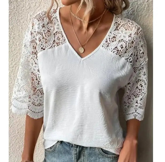 V-Hals Kant Hollow Tee van LuxeLook