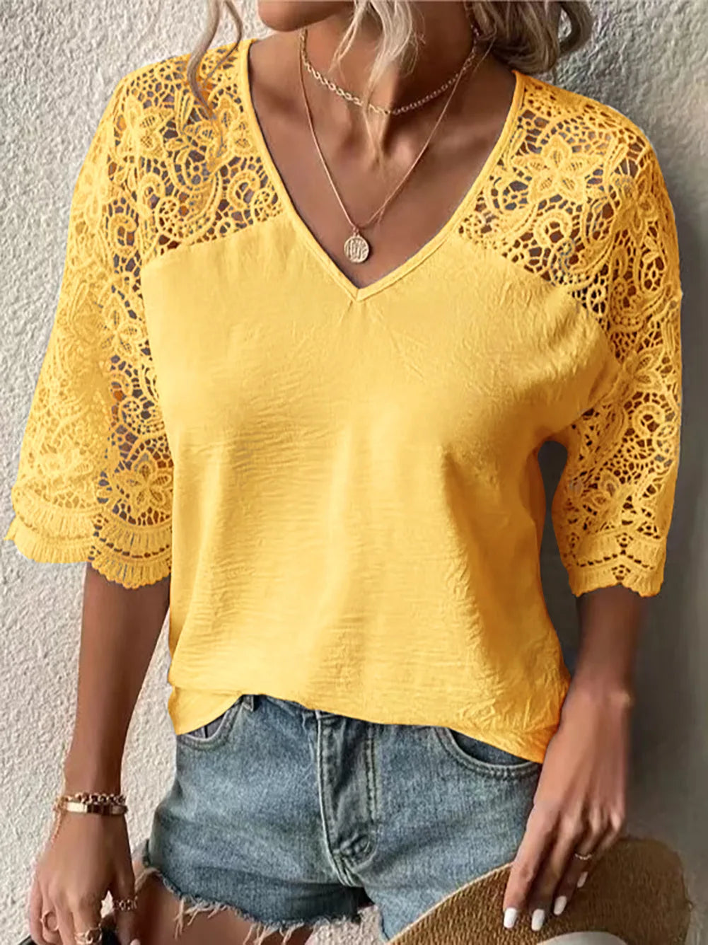 V-Hals Kant Hollow Tee van LuxeLook