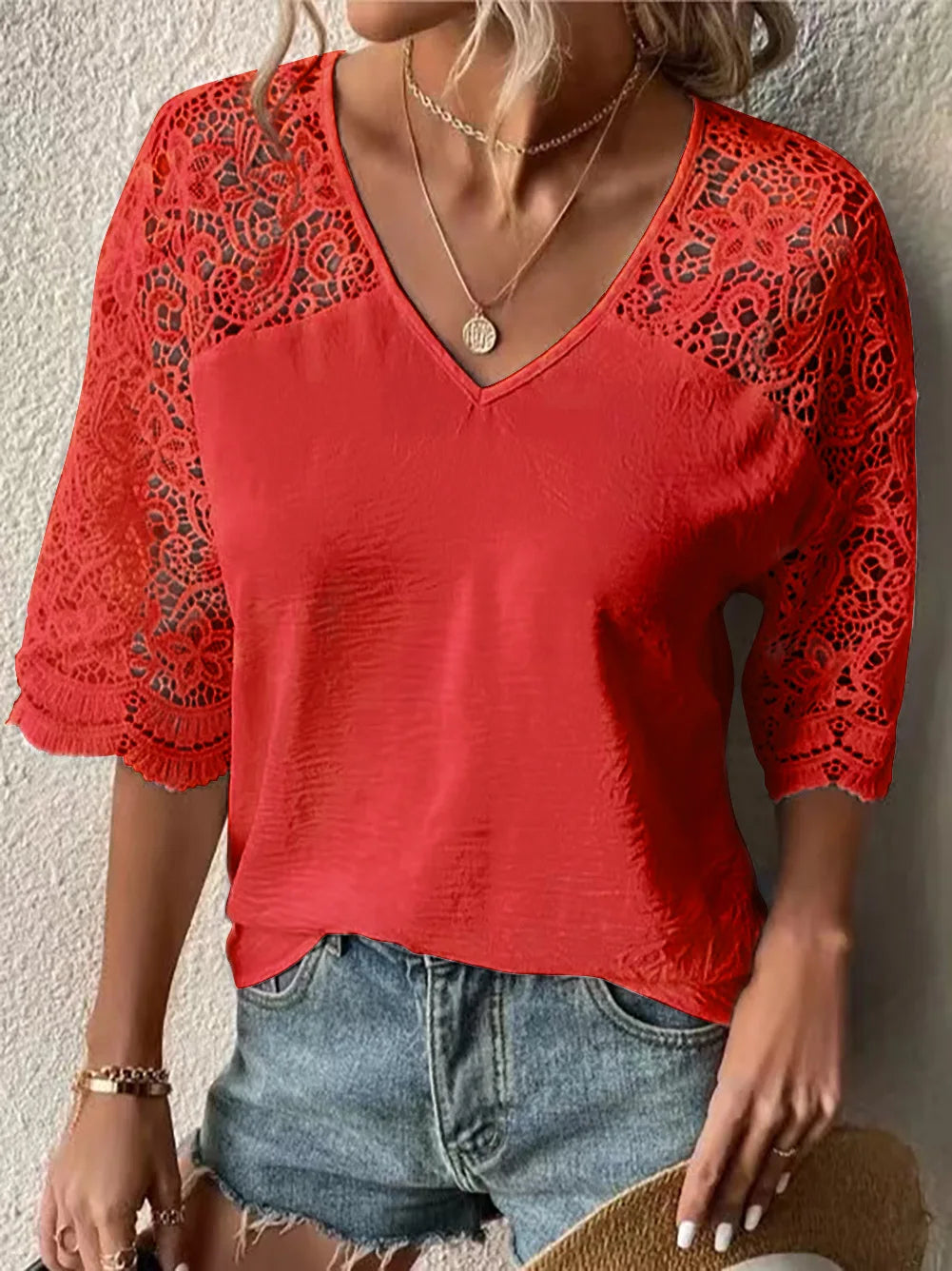 V-Hals Kant Hollow Tee van LuxeLook