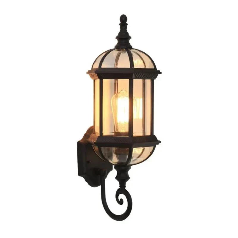 Een stijlvolle wandlamp in klassiek design met transparante glasramen en een warme lichtbron. Deze energiezuinige buitenlamp biedt charmante verlichting voor ingangen of tuinen en combineert een elegant uiterlijk met moderne technologie.