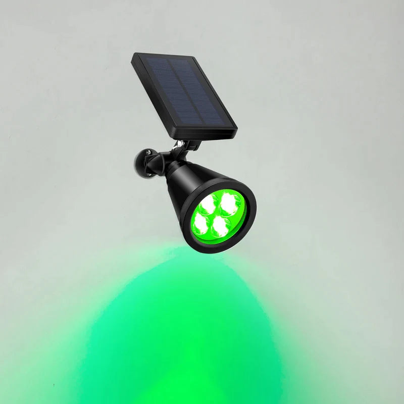 Een energiezuinige tuinlamp met een zwart zonnepaneel en vier groene LED-lampen. De lamp is ontworpen om buitenruimtes te verlichten met een duurzame, zonne-energie aangedreven verlichting die een mooie groene gloed uitstraalt.