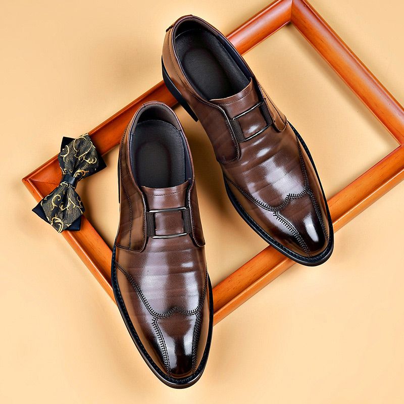 Elegante bruine leren herenschoenen met een dubbele gesp, gecombineerd met een stijlvol strikje. Deze glanzende schoenen zijn perfect voor formele gelegenheden, met een verfijnde uitstraling die professionele en chique looks compleet maakt.