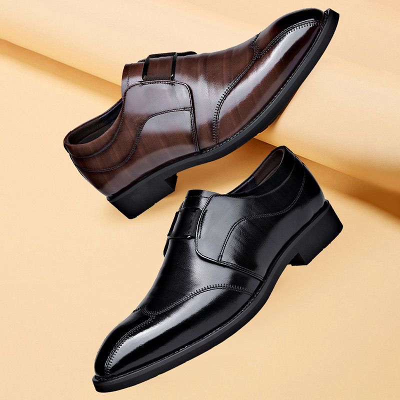 Stijlvolle leren herenschoenen in zwart en bruin, met een dubbele gesp en glanzende afwerking. Deze elegante schoenen bieden een verfijnde uitstraling en zijn perfect voor formele gelegenheden of zakelijke bijeenkomsten.