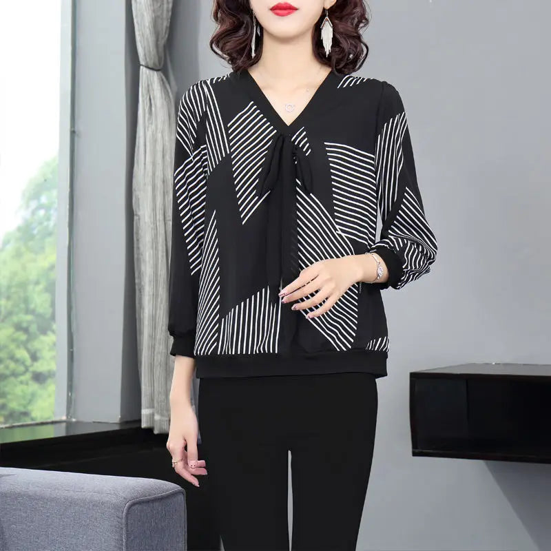 Camicetta vintage a righe con scollo a V