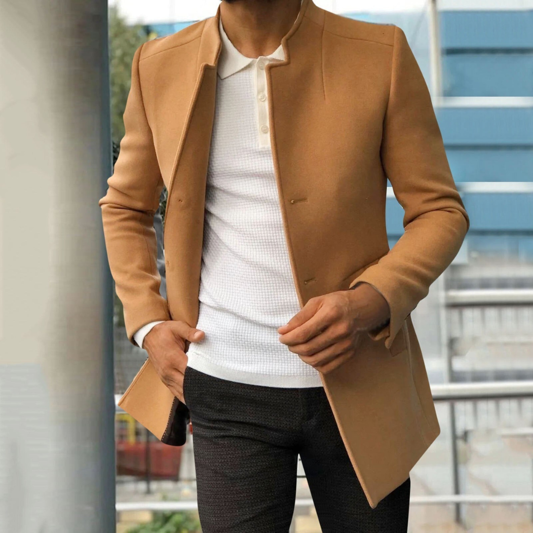 Vortex Stijlvolle Jas in een warme camel-kleur met een strak en elegant ontwerp. De jas heeft een moderne pasvorm, lange mouwen en minimalistische details, wat zorgt voor een chique en tijdloze uitstraling. Perfect voor zowel formele als casual gelegenheden.