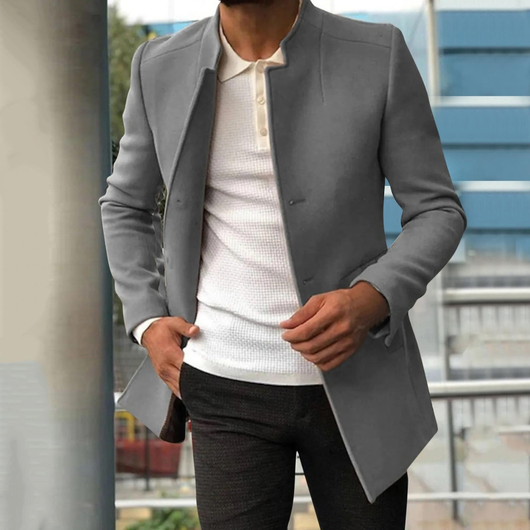 Vortex Stijlvolle Jas in een tijdloze grijze kleur met een modern, strak design. De jas heeft een getailleerde pasvorm, lange mouwen en een minimalistische afwerking, perfect voor een elegante en stijlvolle look voor elke gelegenheid.