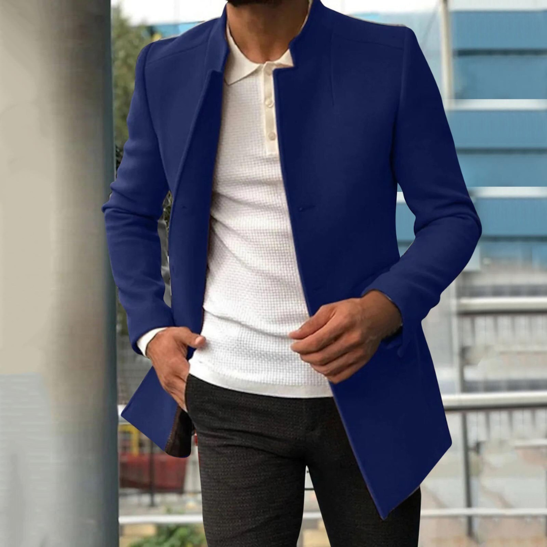 Vortex Stijlvolle Jas in een opvallende blauwe kleur met een modern en elegant ontwerp. De jas heeft een strakke snit, lange mouwen en een minimalistische uitstraling, perfect voor een chique en verfijnde look. Ideaal voor zowel zakelijke als formele gelegenheden.