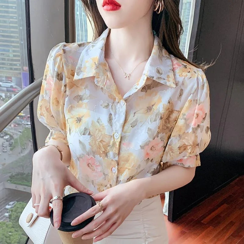 Blusa de gasa veraniega con mangas cortas