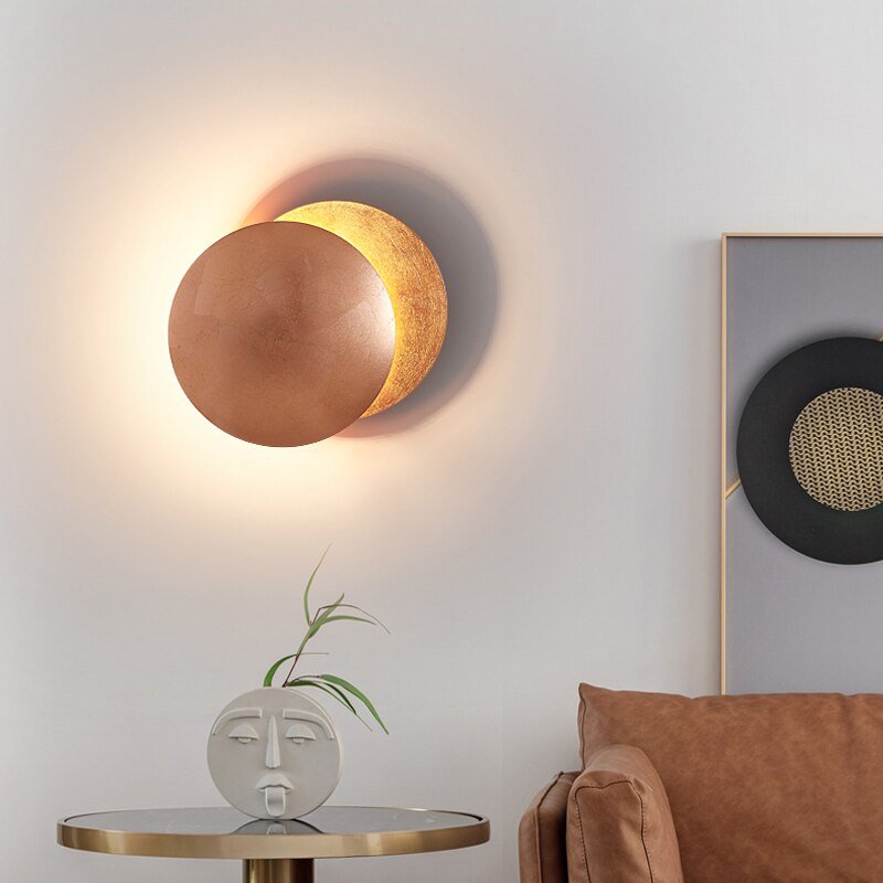 Wandlamp met zonsverduistering - Deze sfeervolle wandlamp combineert een warme koperen schijf met een subtiel gouden licht dat doet denken aan een zonsverduistering. De minimalistische en moderne stijl maakt het een perfect accent voor elke eigentijdse ruimte, en creëert een zachte, uitnodigende gloed