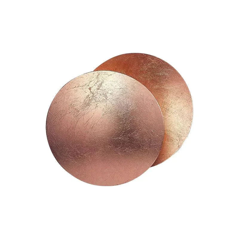 De Wandlamp met Zonsverduistering heeft een elegant ontwerp met twee prachtige, metaalachtige schijven in een warme koperkleur. Dit minimalistische ontwerp creëert een sfeervolle uitstraling en voegt een moderne toets toe aan elke ruimte, perfect voor het verlichten van muren met een subtiele, maar verfijnde uitstraling.