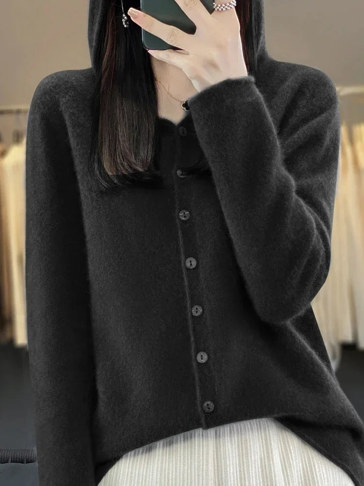 Warren Comfort Trui in zwart, met een praktische capuchon en knoopsluiting. Deze zachte, stijlvolle trui biedt zowel comfort als een chique uitstraling, perfect voor dagelijkse casual looks. Het tijdloze ontwerp maakt het een veelzijdige keuze voor elk seizoen.