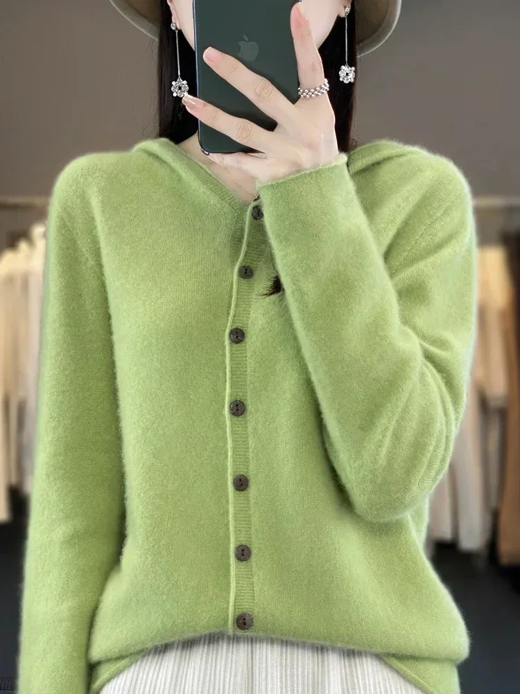 Warren Comfort Trui in frisse groene kleur, met een capuchon en knoopsluiting aan de voorkant. Deze zachte, ademende trui biedt een perfecte mix van comfort en stijl, ideaal voor een casual, modieuze uitstraling. Het ontwerp en de levendige kleur maken het een ideale toevoeging aan je dagelijkse garderobe.