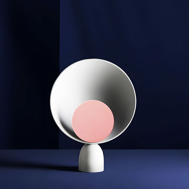 Wavello nachtlamp met een modern design, bestaande uit een witte, kegelvormige reflector en een zachte roze cirkel in het midden. De lamp staat op een elegante, ronde voet en straalt een kalmerend en sfeervol licht uit. Perfect als decoratief en functioneel element voor de slaapkamer of woonkamer.