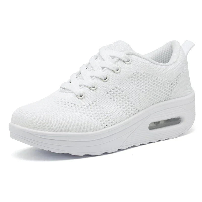 ZappoFlex witte sneakers met ademend mesh materiaal en een stevige witte zool, ontworpen voor ultieme ondersteuning en comfort.