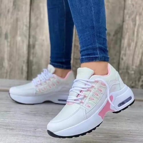 Een paar witte sneakers met subtiele roze accenten, ontworpen voor optimaal comfort. De ademende bovenkant en het ondersteunende ontwerp bieden de perfecte balans tussen stijl en functionaliteit. Met orthopedische zolen voor extra voetondersteuning, zijn deze sneakers ideaal voor dagelijks gebruik en lange wandelingen. Het moderne, frisse ontwerp maakt ze een veelzijdige keuze voor casual outfits.