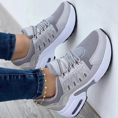 Een paar grijze sneakers met een sportieve uitstraling, voorzien van ademend mesh materiaal en comfortabele orthopedische zolen voor langdurig comfort. De sneakers zijn gecombineerd met een casual outfit, wat zorgt voor een moderne, stijlvolle look. Perfect voor dagelijks gebruik, met een uitstekende ondersteuning voor de voeten. De schoenen hebben een subtiele, maar elegante ontwerp, ideaal voor actieve mensen die op zoek zijn naar zowel stijl als comfort.