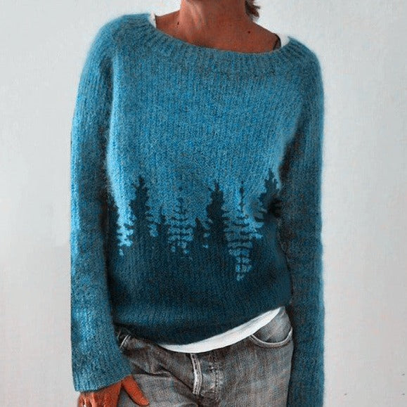 Zemara pullover in een verfrissende blauwe kleur met een subtiel bosontwerp aan de onderkant, perfect voor een moderne en stijlvolle look.