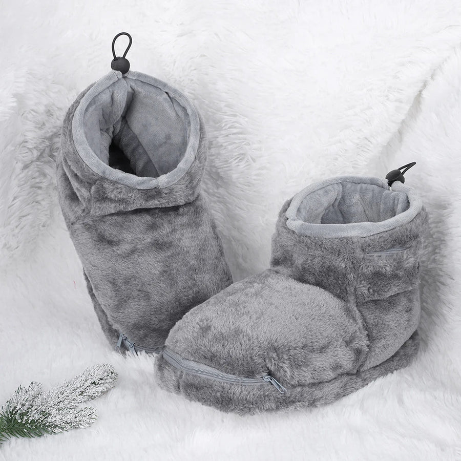 Zennor zip schoenen in grijs, ontworpen voor ultiem comfort en stijl. De schoenen zijn gevoerd met zacht materiaal en hebben een ritssluiting aan de voorkant. De trekkoordsluiting aan de bovenkant zorgt voor een perfecte pasvorm. Ideaal voor thuis tijdens koude dagen.