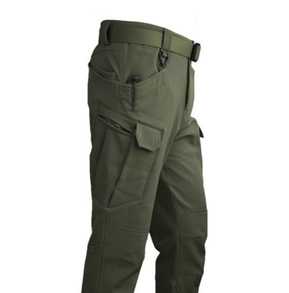 Een close-up van de olijfgroene Zenova RegenSet broek, met praktische rits- en cargozakken en een riem bij de taille, perfect voor buitenactiviteiten.