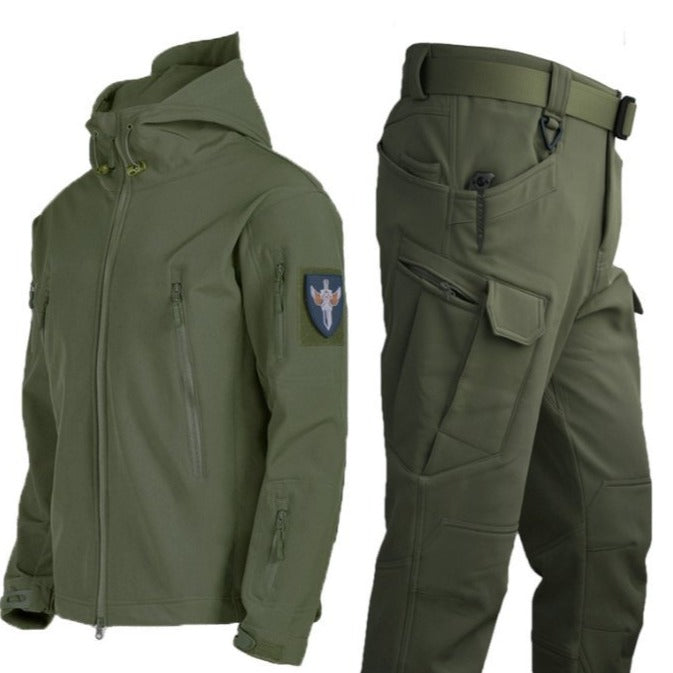 Een groen waterdicht regenjack met bijpassende broek, ontworpen voor zowel functionaliteit als stijl. Het jack heeft een capuchon en meerdere ritszakken voor praktische opbergruimte, terwijl de broek een comfortabele pasvorm biedt met extra zakken. Ideaal voor buitenactiviteiten en bescherming tegen natte weersomstandigheden.