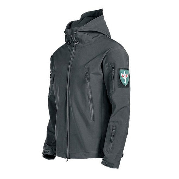 Een grijze waterdichte regenjas met een capuchon, ontworpen voor zowel stijl als functionaliteit. De jas heeft meerdere ritszakken voor handige opslag en een militair geïnspireerd embleem op de mouw. Perfect voor regenachtige dagen en buitenavonturen, met een moderne, praktische pasvorm.