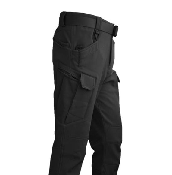 Een close-up van een zwarte waterdichte broek met een comfortabele pasvorm, voorzien van meerdere praktische zakken, waaronder een zijzak met rits en een extra zak aan de achterkant. De broek heeft een riemlus en biedt zowel functionaliteit als stijl voor buitenactiviteiten en regenachtige omstandigheden.