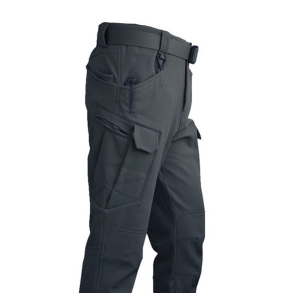 Een close-up van de beige Zenova RegenSet broek, met meerdere rits- en cargozakken en een riem bij de taille, ontworpen voor comfort en functionaliteit.