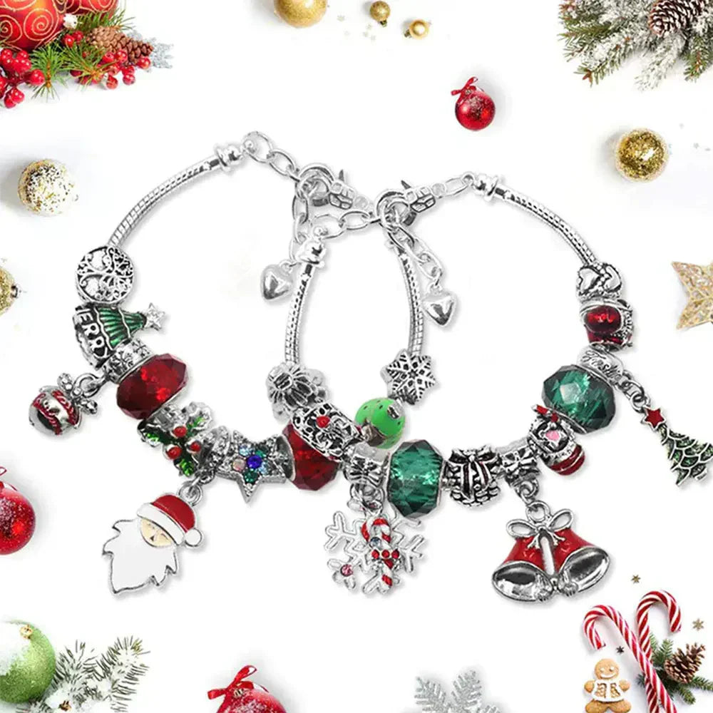 Een set van twee armbanden versierd met kleurrijke kerstbedels, waaronder een kerstboom, kerstbel, sneeuwvlok, en een kerstman. De armbanden zijn omgeven door kerstdecoraties zoals kerstballen, snoepjes en dennen takken, wat een feestelijke sfeer creëert.