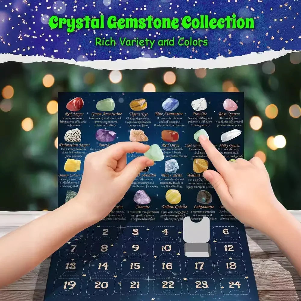 Een close-up van de Zenvia Crystal Gemstone Adventskalender, met een hand die een edelsteen uit een van de genummerde vakjes pakt. De kalender bevat een rijke collectie levendige kristallen, waaronder rode jaspis, groene aventurijn en rozenkwarts, met beschrijvingen van hun eigenschappen en toepassingen. De feestelijke achtergrond draagt bij aan de vakantiesfeer.