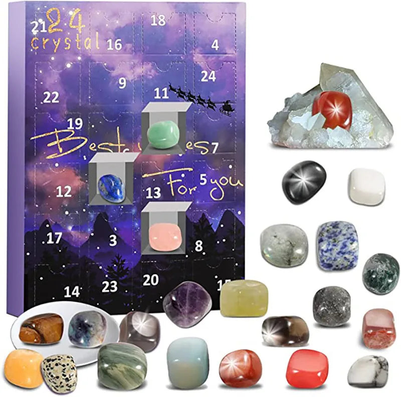 Zenvia Crystal Adventskalender met 24 vakjes, elk met een kleurrijke edelsteen. De kalender bevat een verscheidenheid aan stenen zoals amethist, groene aventurijn en rode jaspis, met de feestelijke paarse achtergrond die een sterrenhemel en de slee van de kerstman toont. De foto toont ook verschillende edelstenen buiten de kalender, waarmee de verscheidenheid aan kristallen in de set wordt getoond.