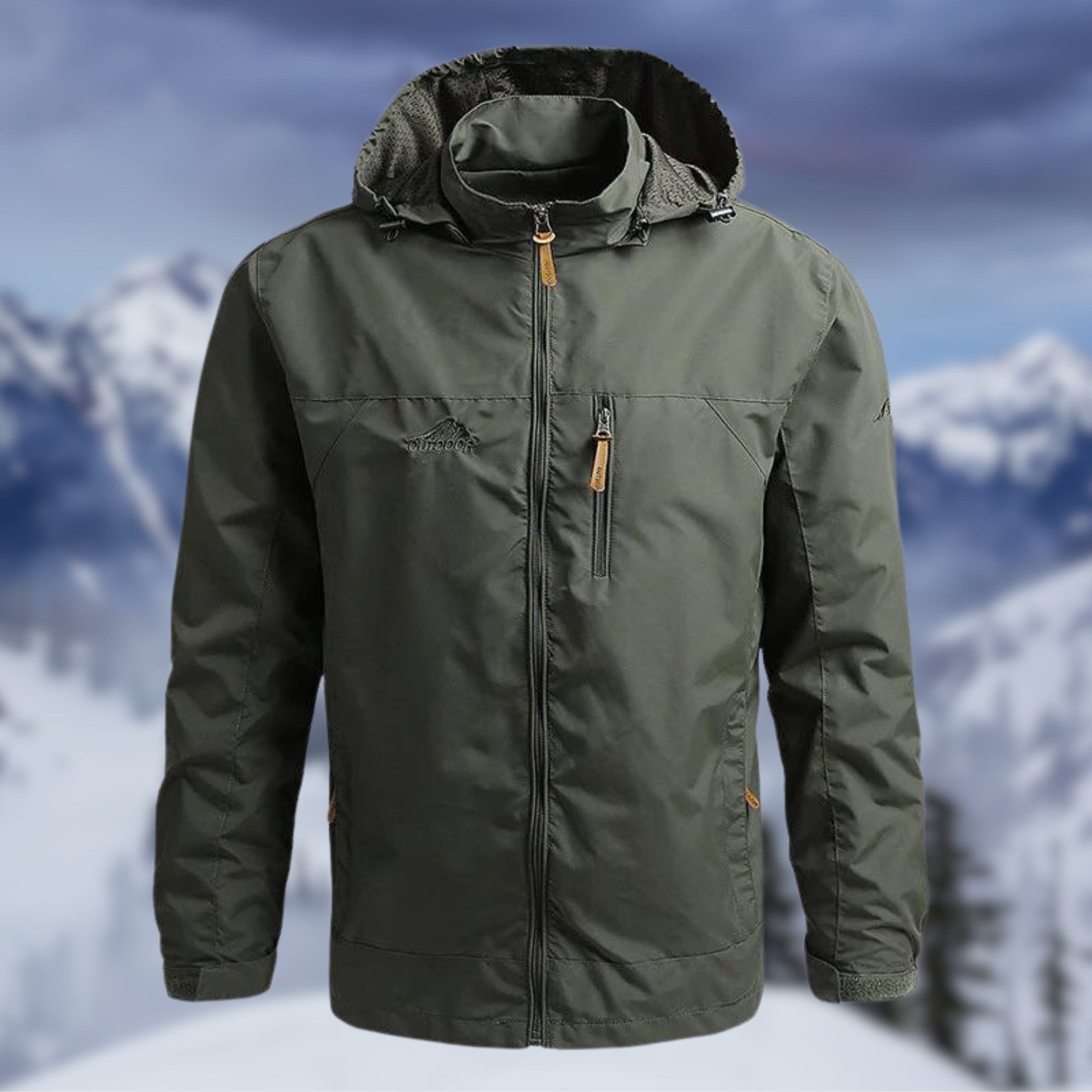 Groene beschermende jas met capuchon en oranje details. De jas is ontworpen voor koude weersomstandigheden en outdoor activiteiten, met handige ritszakken en een moderne uitstraling. Perfect voor mannen die stijl en functionaliteit willen combineren tijdens avontuurlijke momenten.