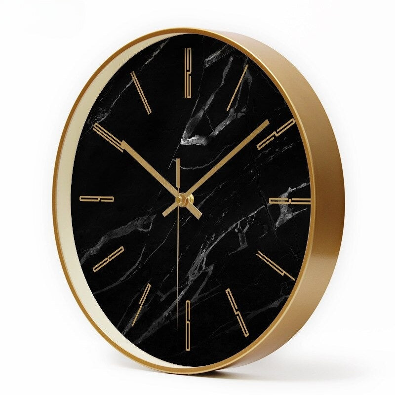 Zerano wandklok met een luxe uitstraling, voorzien van een zwarte marmeren wijzerplaat en gouden rand. De slanke gouden wijzers en markeringen geven de klok een stijlvol en modern design. Ideaal voor een elegant interieur.