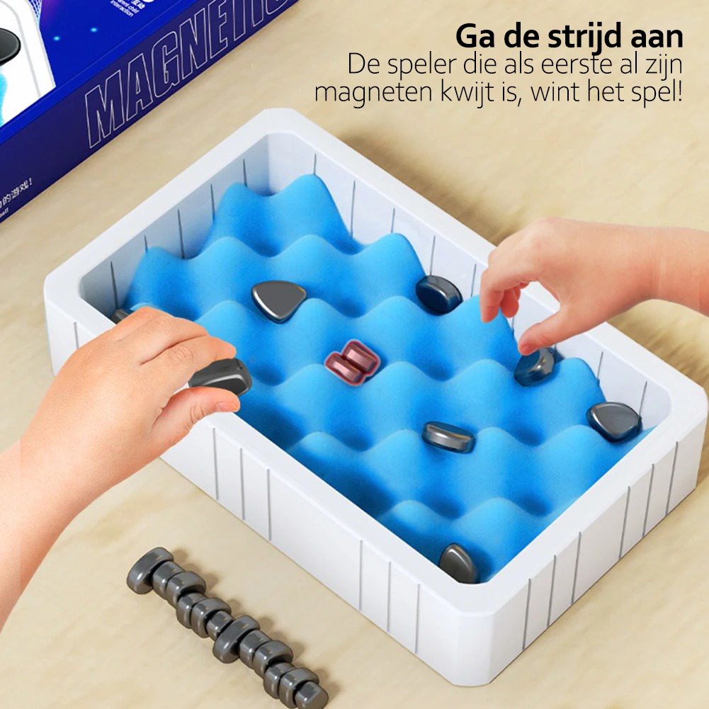 Twee handen spelen het Zevano Magnetisch Schaakspel. De speler aan de rechterkant beweegt een magneet terwijl de speler aan de linkerkant zich voorbereidt om zijn zet te doen. De tekst boven de afbeelding zegt: "Ga de strijd aan. De speler die als eerste al zijn magneten kwijt is, wint het spel!" De magneten liggen op een blauwe, golvende ondergrond in een wit opbergdoosje.