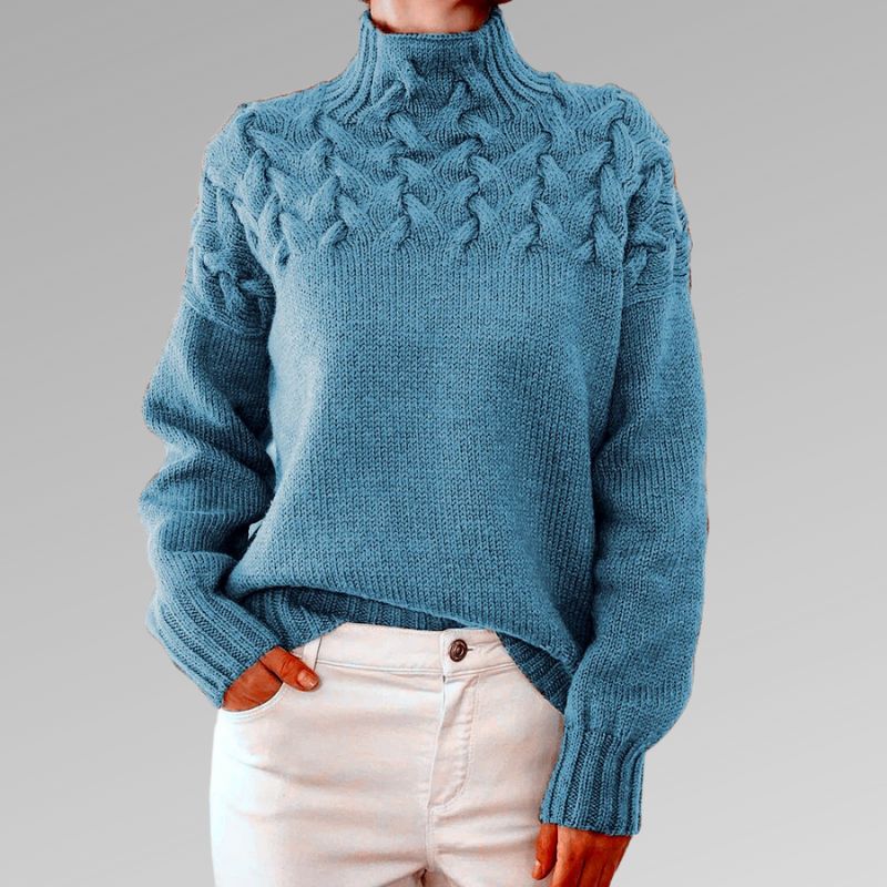 Zimora veelzijdige casual trui in lichtblauw met een gevlochten patroon op de schouders en een hoge kraag. De trui heeft een comfortabele pasvorm en lange mouwen, perfect voor een stijlvolle en warme uitstraling. Combineer deze trui met een lichte broek voor een moderne en moeiteloze look.