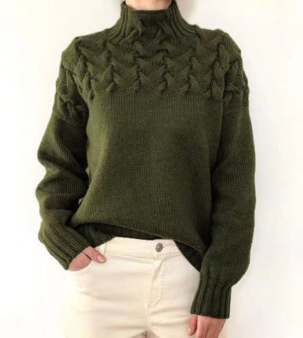 Zimora veelzijdige casual trui in olijfgroen met een stijlvol gevlochten patroon op de schouders en een hoge kraag. De trui heeft een comfortabele pasvorm en lange mouwen, ideaal voor een warme en modieuze uitstraling. Perfect te combineren met lichte broeken voor een tijdloze look.