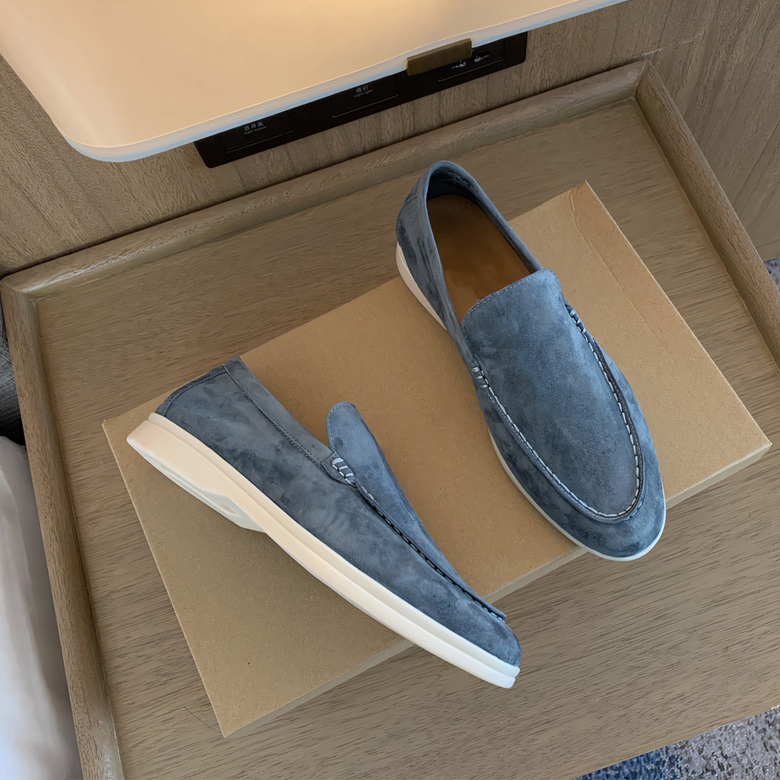 De afbeelding toont een paar Zodara klassieke herenloafers in een stijlvolle lichtblauwe kleur. De loafers hebben een elegant ontwerp met een comfortabele, minimalistische uitstraling. Het leer van hoge kwaliteit en de fijne stiksels benadrukken de verfijnde afwerking. Deze tijdloze schoenen passen perfect bij een formele of casual outfit en bieden zowel stijl als comfort voor de modebewuste man. De witte zool geeft de loafers een moderne uitstraling, terwijl ze de klassieke charme behouden.