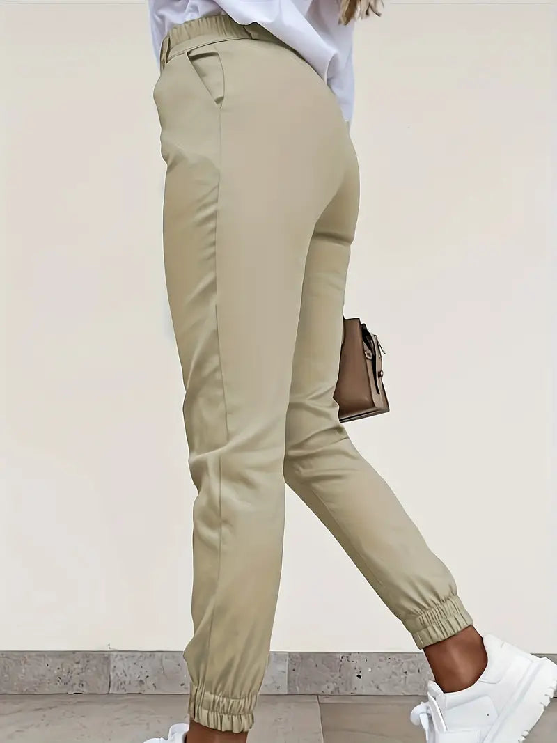Pantaloni classici con tasche oblique ed elastico sul fondo delle gambe