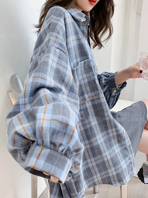 La nuova moda autunnale con camicia da donna a quadri di donne alla moda