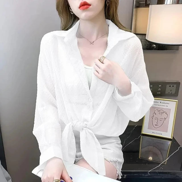 Camicia schermante dall'eleganza estiva.
